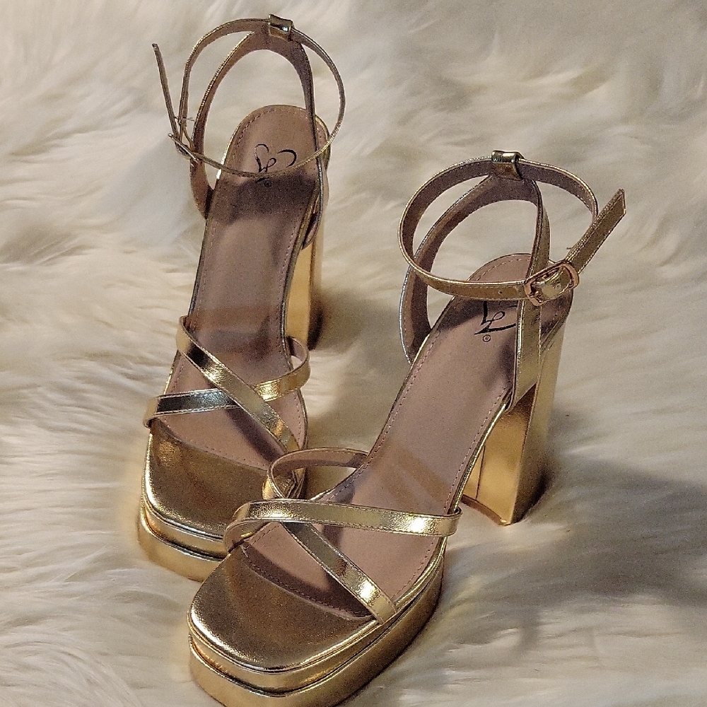 Windsor Elegant Gold Platform Heels NIB, Size 7